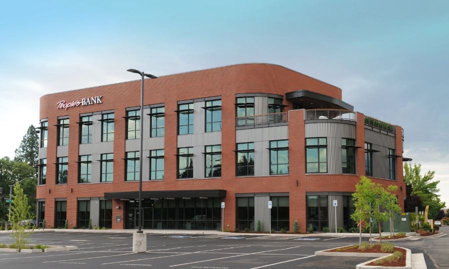 Exterior photo of People's Bank in Medford Oregon